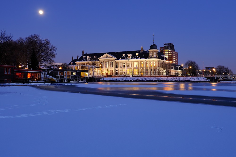 Koninklijke Nederlandse Munt aan Merwedekanaal utrecht, donker utrecht, avond, koninklijke nederlandse munt, muntgebouw, merwedekanaal, leidseweg, de munt